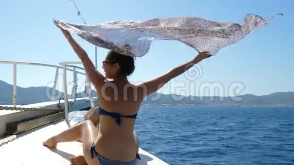 昂贵的假期年轻的女性在暑假在海上的游艇上休闲织物飞行视频的预览图
