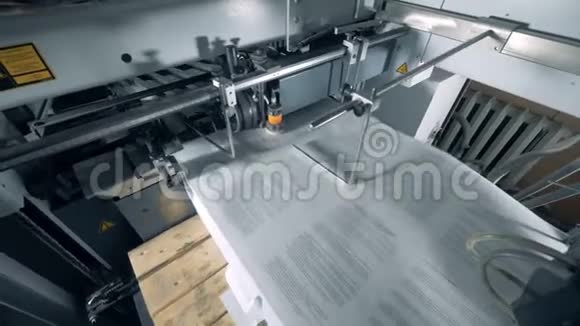 印刷的纸张正进入传送机视频的预览图
