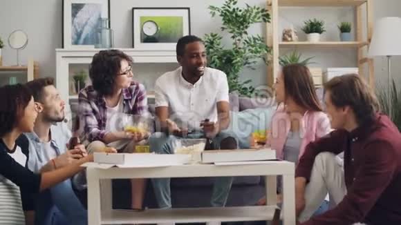 多种族的年轻人在家里用披萨和酒精庆祝视频的预览图