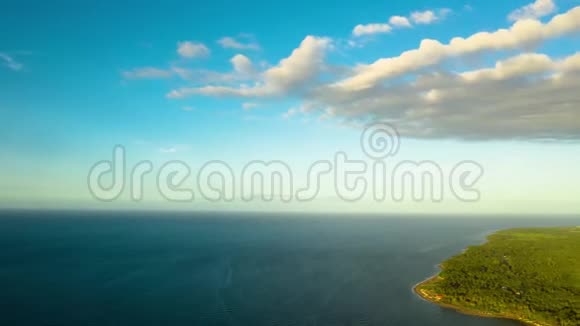 热带景观随海洋和云层的时间推移菲律宾Camiguin岛视频的预览图
