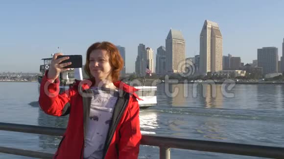 快乐的旅行者女人在圣地亚哥自拍视频的预览图