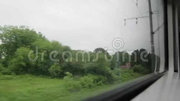 火车窗口的农村房屋视频的预览图