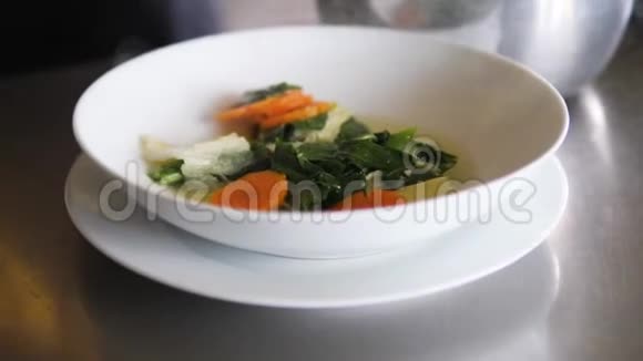 盘子里的蔬菜汤视频的预览图