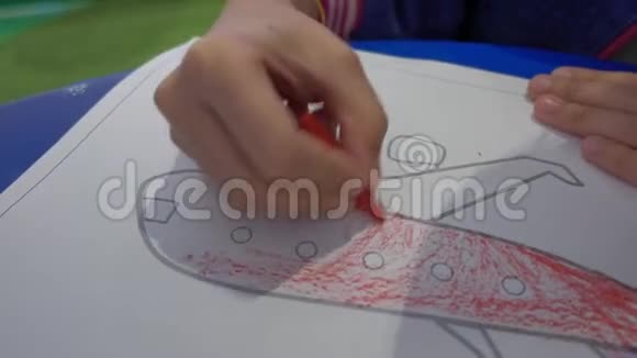 a个孩子在纸上画画视频的预览图