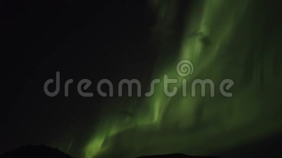 美丽的绿色明亮的北极光北极光北极光北极光澳大利亚在黑暗的天空中慢慢地发光4K时间的流逝视频的预览图