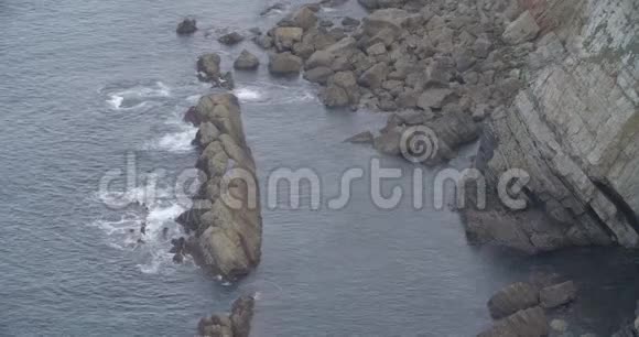 靠近悬崖底部海水撞击岩石视频的预览图