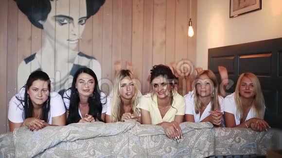 一群新娘戴着浴袍在酒店庆祝母鸡聚会视频的预览图