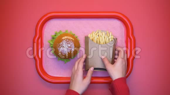 自助餐顾客从纸箱包装手上拿脆炸薯条使人发胖视频的预览图