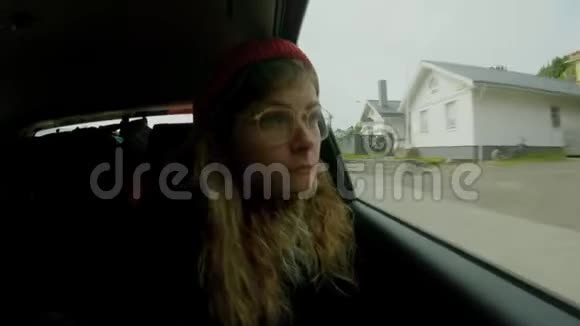 女人从车窗看风景的时间视频的预览图