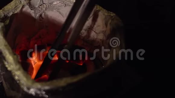为一个螺旋热的火烟点燃方形煤视频的预览图