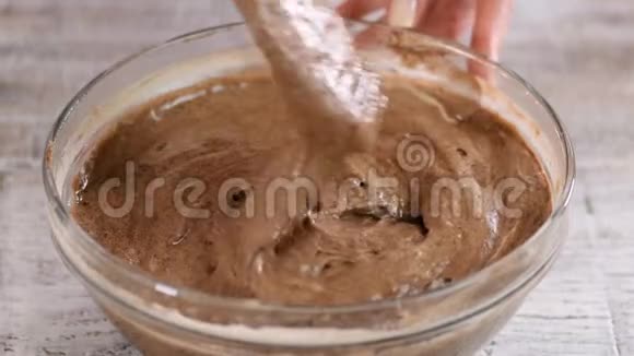 女性手混合巧克力面糊作为蛋糕特写镜头视频的预览图