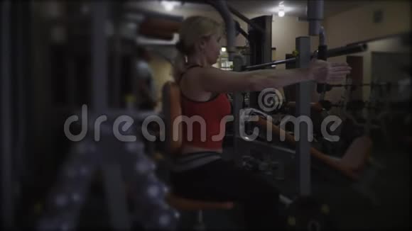 沃门在健身房锻炼视频的预览图