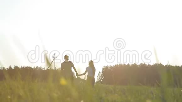 可爱的男朋友和女孩拥抱在草地上视频的预览图
