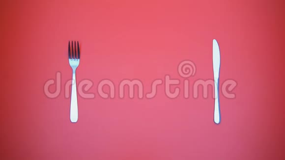 女人手把盘子和蔬菜沙拉放在桌子上维生素开胃菜视频的预览图