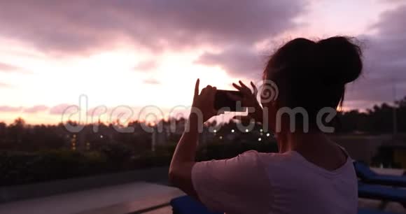 拍摄日落天空的女人视频的预览图