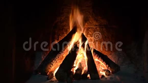 壁炉里着火了壁炉里的木头和余烬详细的火灾背景火在壁炉里燃烧视频的预览图