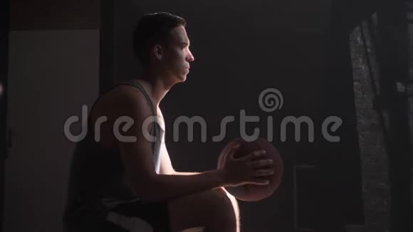 篮球运动员坐着等待比赛开始去操场视频的预览图