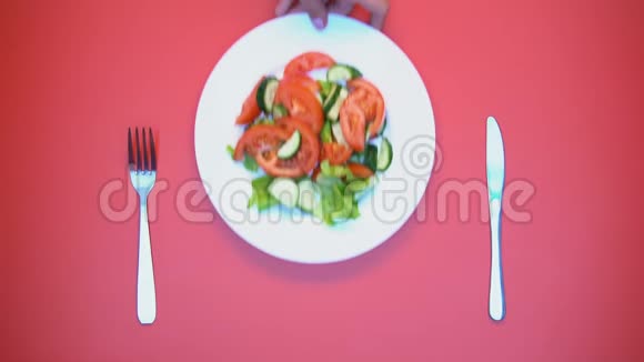 服务员提供新鲜沙拉桌顾客在餐厅顶景享用午餐视频的预览图
