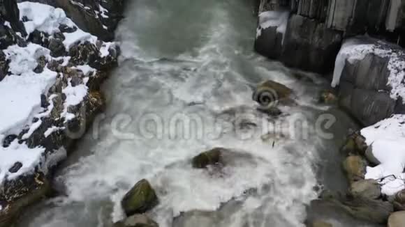 悬崖之间有一条华丽的河流里面有巨大的岩石空中拍摄的画面是4k视频的预览图
