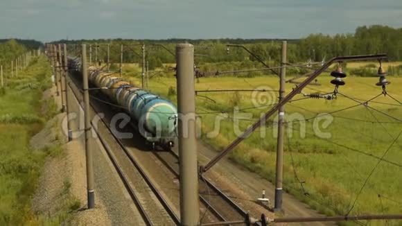 货物列车在农村视频的预览图