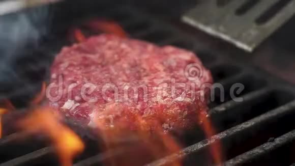 汉堡的新鲜肉在热烤架上翻过来慢动作视频的预览图