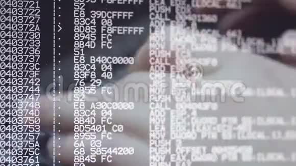 在键盘前输入计算机程序源代码的人视频的预览图