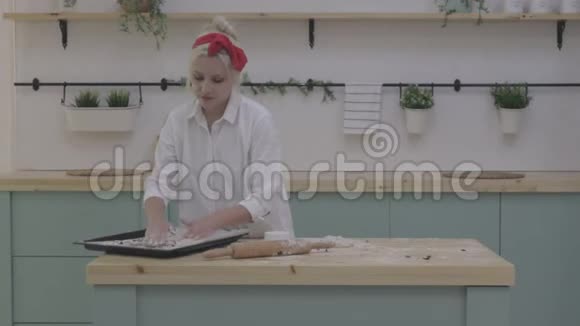 时髦女人在餐桌上做糕点视频的预览图