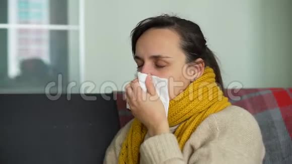 生病的年轻女子使用喉咙喷雾视频的预览图