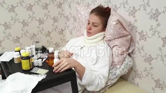 一个生病的女人躺在床上体温很高感冒时服用药物视频的预览图