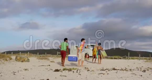在海滩上携带冷藏箱的朋友们视频的预览图