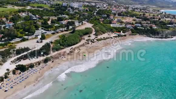 鸟瞰沙滩和人们在沙滩上休息塞浦路斯珊瑚湾视频的预览图