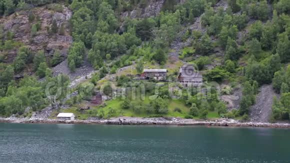 挪威海边的传统村落房屋视频的预览图