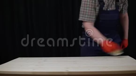 木桌的建造过程木匠清除了细木粉视频的预览图