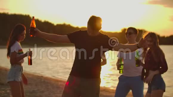 小男孩正在海滩上日落时跳舞视频的预览图