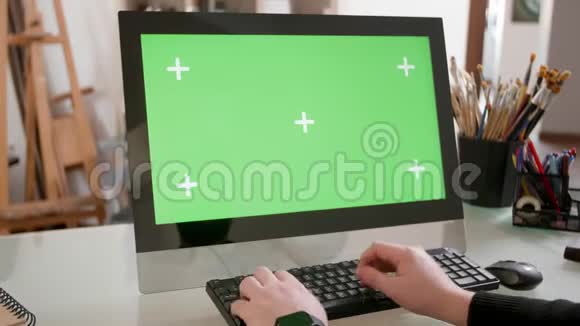 男性手在绿色屏幕前的键盘上打字视频的预览图