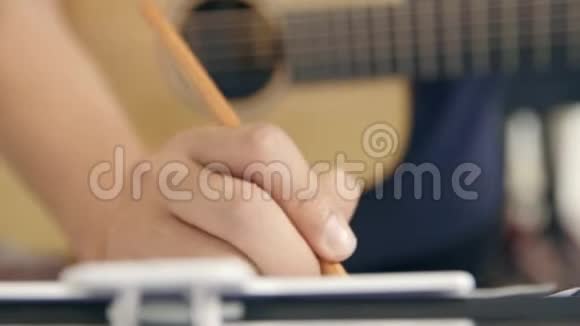 音乐家写音乐笔记的手视频的预览图