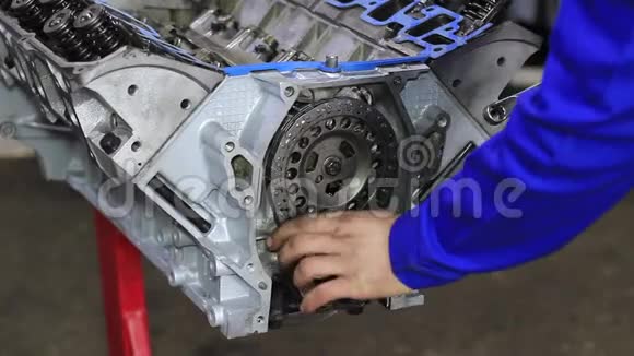 机械手在修理发动机时用扳手拧紧螺母视频的预览图