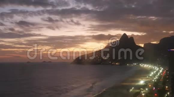 巴西里约热内卢的伊帕内马海滩上的落日余晖视频的预览图