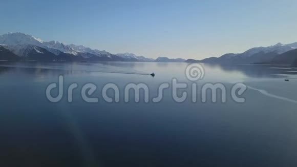 拖船穿越阿拉斯加水域视频的预览图