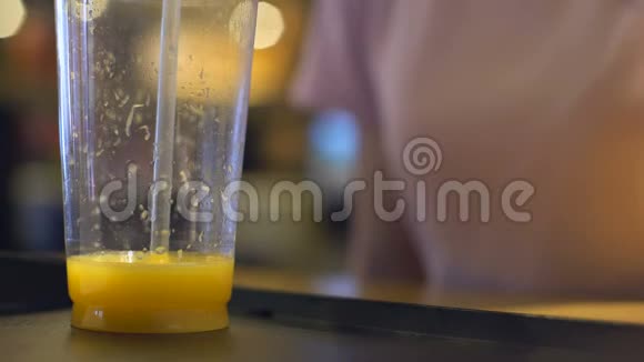 口渴的咖啡馆顾客用塑料吸管喝橙汁喝柑橘鸡尾酒视频的预览图