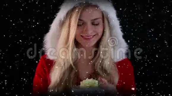 一个穿着桑塔西装拿着礼物的女孩被大雪覆盖的视频组合视频的预览图
