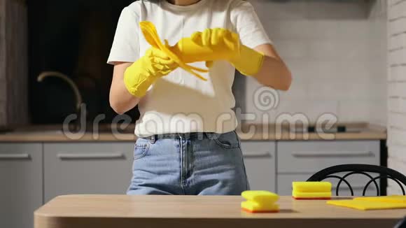 家庭主妇清洁厨房餐桌视频的预览图