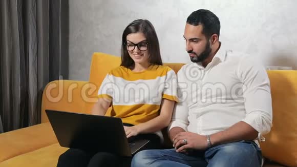 年轻夫妇在网上购物视频的预览图