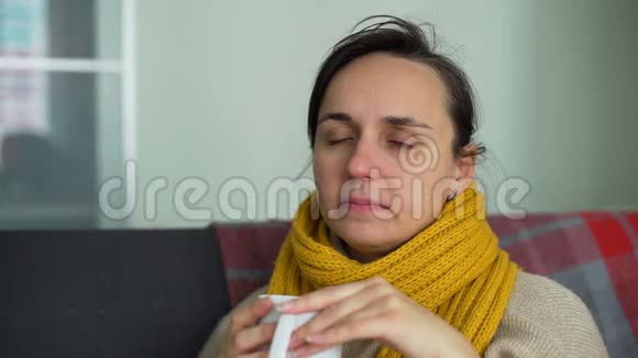 感冒并喝茶的女人视频的预览图