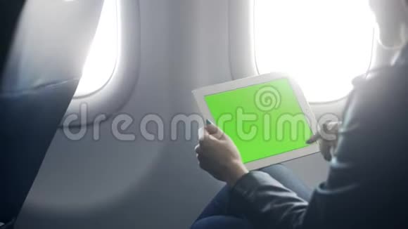 忙碌的女士在飞机上开网络会议视频的预览图