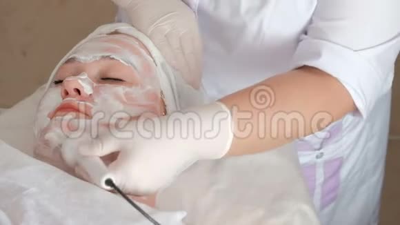 面部按摩使用美容中心的特殊超声设备提升和清洁女性皮肤的程序视频的预览图
