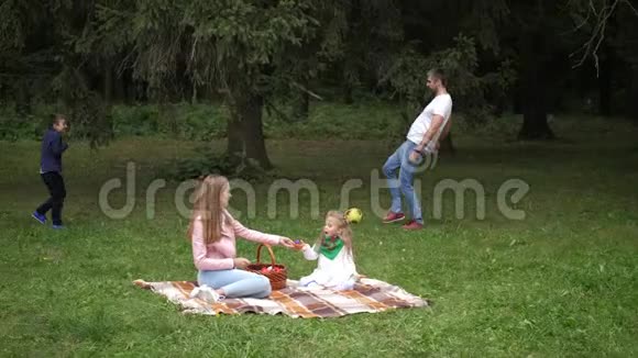 快乐的家庭爸爸妈妈儿子和女儿在秋天的公园里玩耍慢动作4k视频的预览图