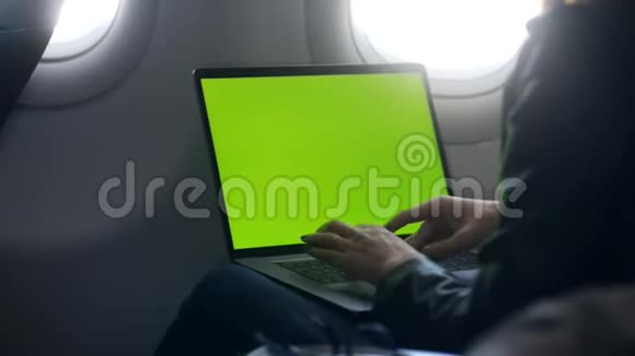 忙碌的女人在飞机上用笔记本写电子邮件视频的预览图