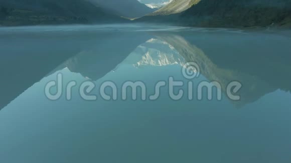 阿克肯湖和阿尔泰山在夏季早晨西伯利亚俄罗斯鸟瞰图视频的预览图