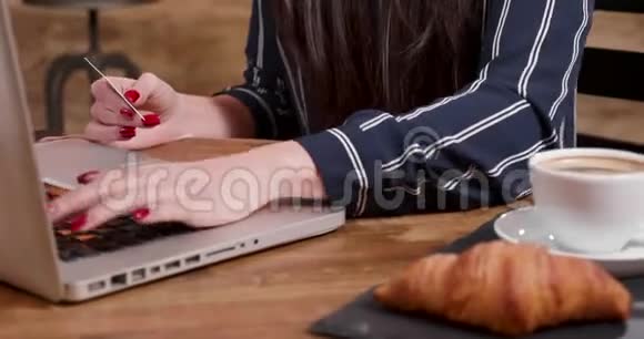 女士在她的笔记本电脑上介绍她的卡号视频的预览图